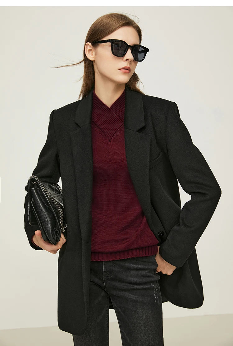 Damen-Pullover mit Stehkragen, schwarz, fein gestrickt; gerippte Bündchen und Saum
