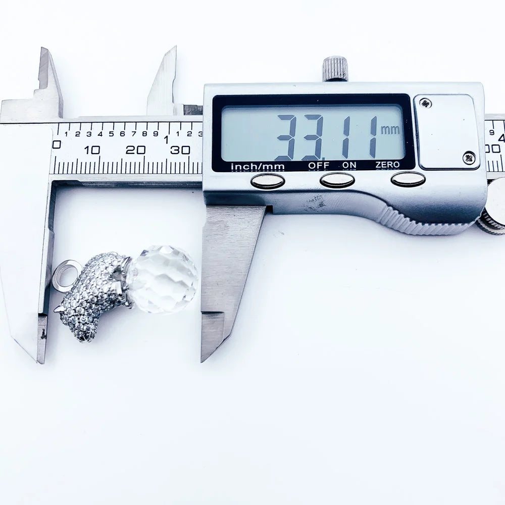 Eisbär-Anhänger aus 925 Sterlingsilber, gemessen mit Schieblehre