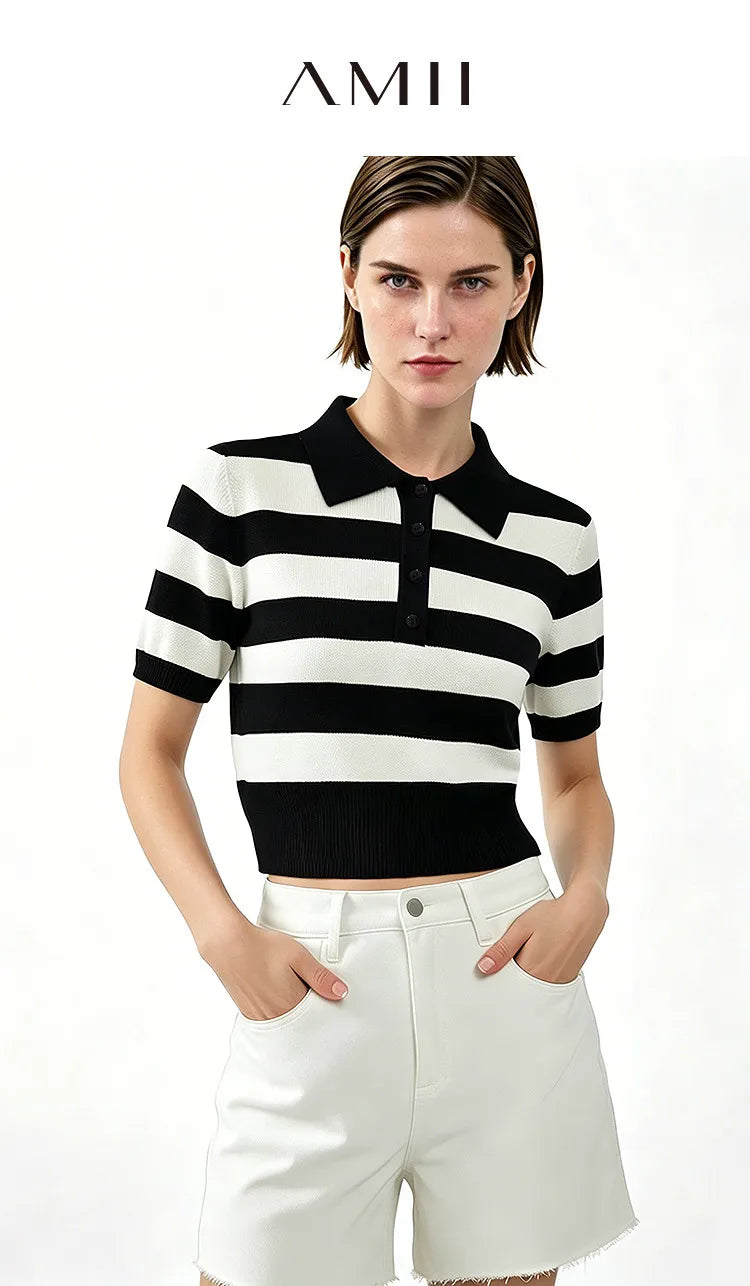 Gestreiftes Damen-Stricktop am Model: Polokragen, Knopfleiste, kurze Ärmel (Schwarz-Weiß)