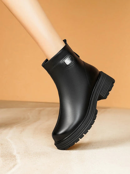 Schwarzer Ankle Boot mit gepolsterter Manschette und Profilsohle, seitliches Markenpatch