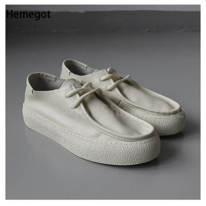 Weiße Lederschnürschuhe für Herren mit dicker Laufsohle, diagonale Paaransicht