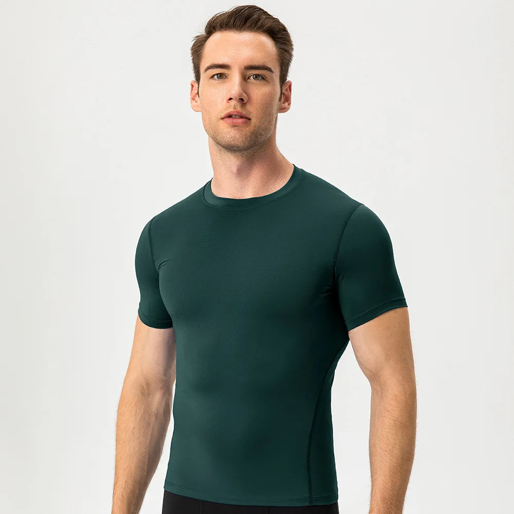 Eng anliegendes Herren-Fitness-Trainingsset mit kurzen Ärmeln – elastisch und schnelltrocknend, ideal für Sport und Laufen.
