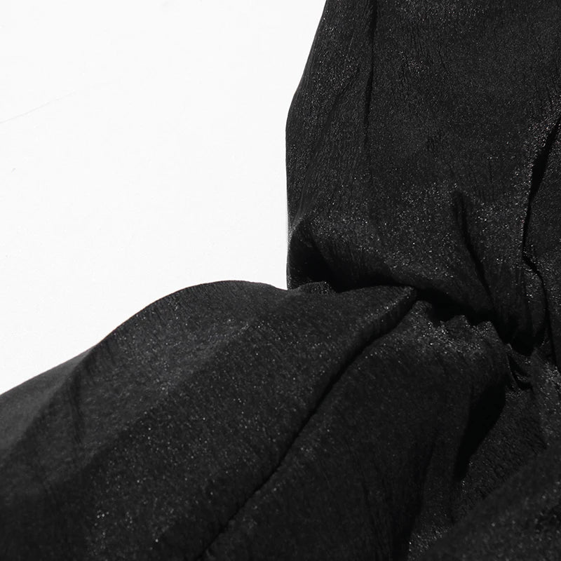 Zweiteiliges Damen-Set mit schulterfreiem Oberteil, langen Ärmeln und Schleifendetail sowie Patchwork-Rock mit Rüschen – elegant und modern.