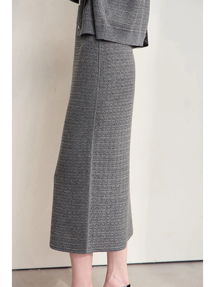 Grauer Midirock mit feiner Struktur, langer gerader Linie in Seitenansicht