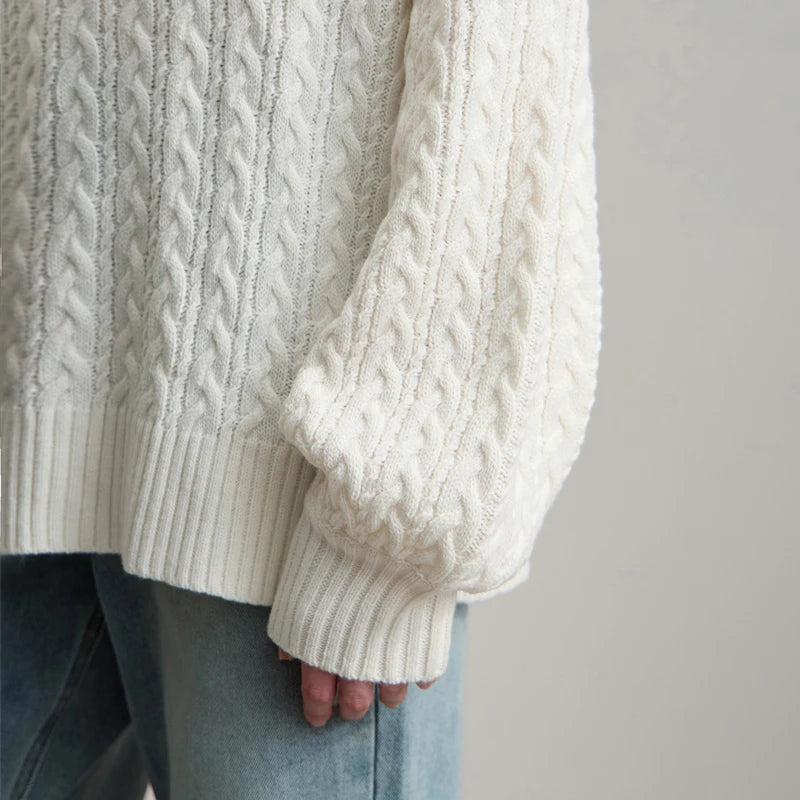 Beiger Strickpullover mit Zopfmuster, Bündchen und dicken Rippen am Saum (Detail)