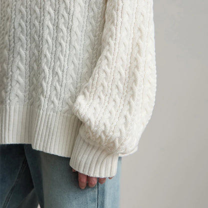 Beiger Strickpullover mit Zopfmuster, Bündchen und dicken Rippen am Saum (Detail)