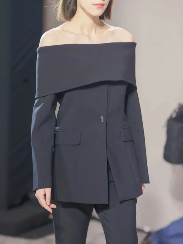 Elegantes Damen-Kleid mit Rundhalsausschnitt, kurzen Ärmeln und unregelmäßigem Patchwork-Design – figurbetont und stilvoll.