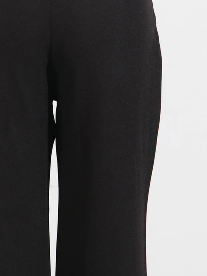 Ärmelloses Damen-Spitzenkleid mit Rundhalsausschnitt und Patchwork-Design – figurbetont und mit Hohldetails.