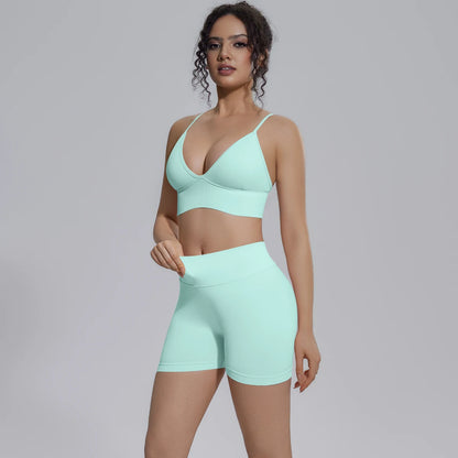 Damen Yoga-Set in Mint: V-Ausschnitt-BH und Hotpants mit hoher Taille, vorne