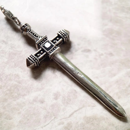 Schwert-Anhänger aus 925 Sterling Silber, Nahansicht des Kreuzgriffdesigns