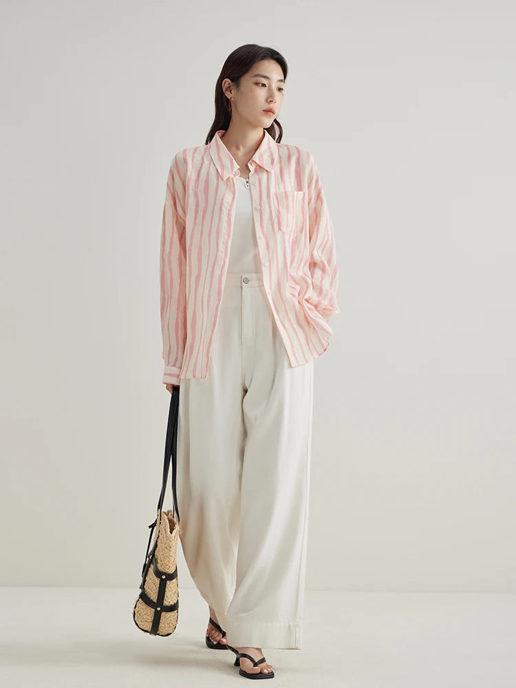 Kühlendes und antibakterielles Lyocell-T-Shirt in Übergröße mit schulterbetonendem Design und figurformendem Druckmuster.