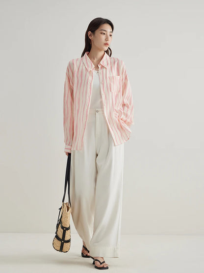 Kühlendes und antibakterielles Lyocell-T-Shirt in Übergröße mit schulterbetonendem Design und figurformendem Druckmuster.