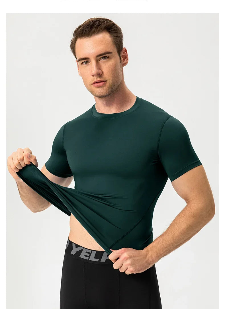 Eng anliegendes Herren-Fitness-Trainingsset mit kurzen Ärmeln – elastisch und schnelltrocknend, ideal für Sport und Laufen.