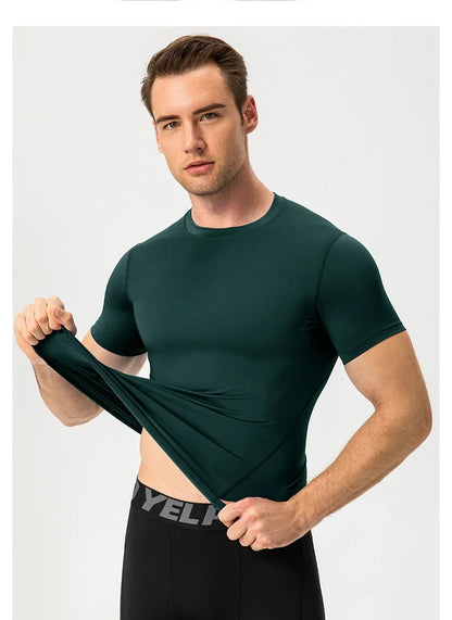 Eng anliegendes Herren-Fitness-Trainingsset mit kurzen Ärmeln – elastisch und schnelltrocknend, ideal für Sport und Laufen.