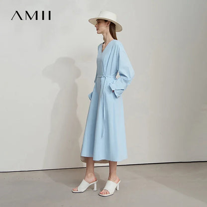 Hellblaues Damenkleid mit V-Ausschnitt, Taillengürtel und weiten Ärmeln, Midi-Länge.