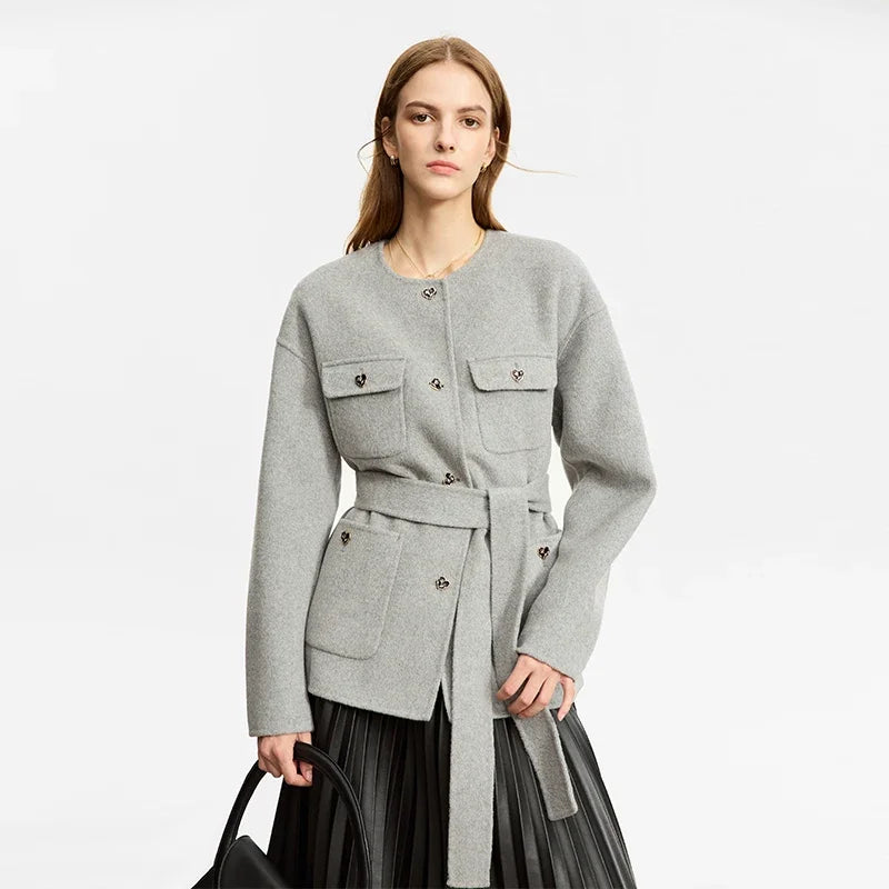Frauen Woll Mantel im minimalistischen Stil mit Gürtel und Taschen