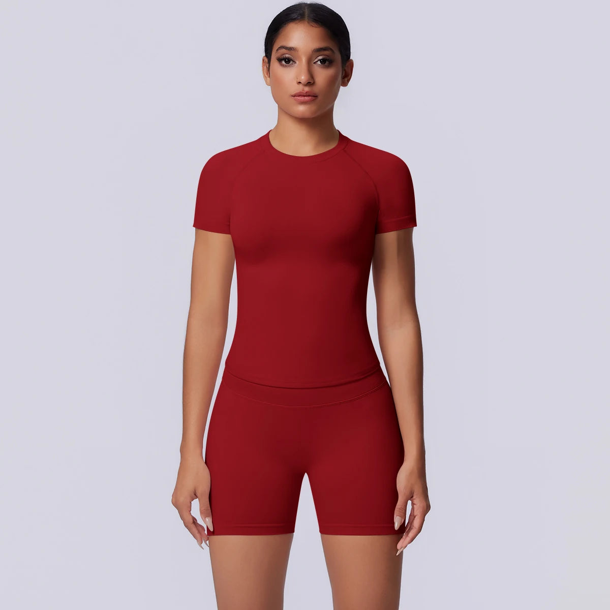 Damen-Yoga-Set mit kurzärmeligem T-Shirt und Shorts, bordeauxrot, frontal