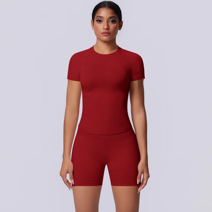 Damen-Yoga-Set mit kurzärmeligem T-Shirt und Shorts, bordeauxrot, frontal