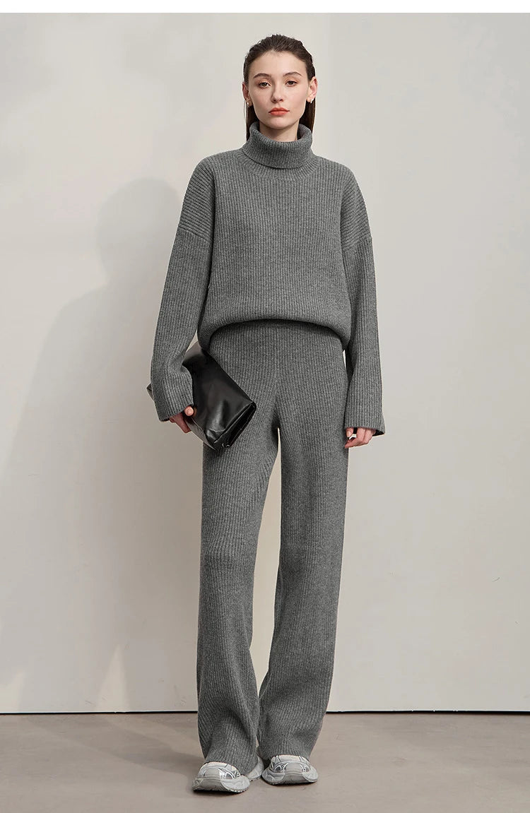 Grauer Rollkragenpullover mit weiter Hose, Strickoptik, Vorderansicht