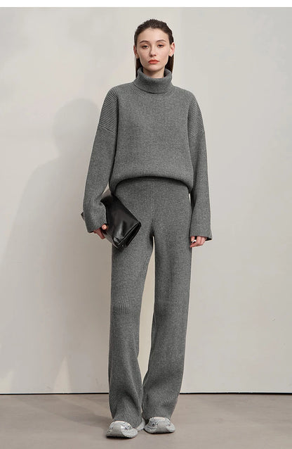 Grauer Rollkragenpullover mit weiter Hose, Strickoptik, Vorderansicht