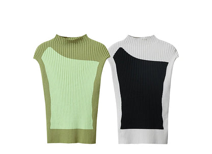 Zwei ärmellose Strickpullover mit Rollkragen, grün und schwarz/weiß, flach gelegt