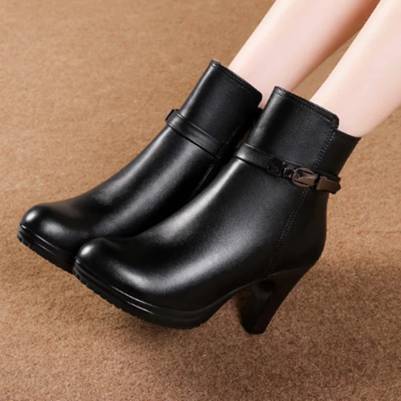 Damen-Ankle-Boots aus Lederoptik, schwarz, mit breitem Riemen und kurzem Absatz