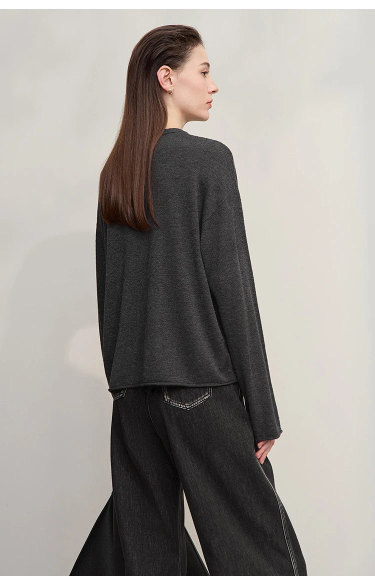 AMI Damen-Pullover mit Rundhalsausschnitt, lange Ärmel, dunkelgraues Strickdesign, seitlich locker