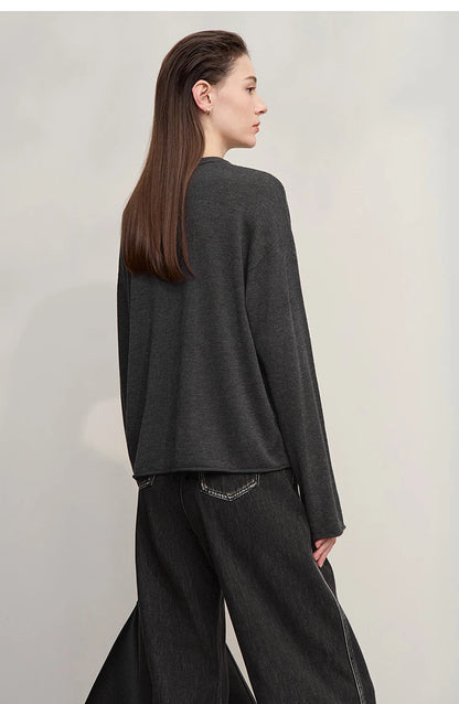 AMI Damen-Pullover mit Rundhalsausschnitt, lange Ärmel, dunkelgraues Strickdesign, seitlich locker