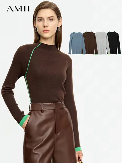 Brauner Damenpullover mit geradem Schnitt und grüner Paspel entlang der Kanten