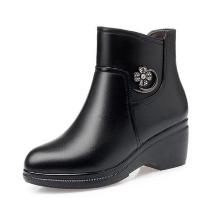 Schwarze Ankle-Boots mit Plateau-Wedge und Zierblume an der Seitenlasche
