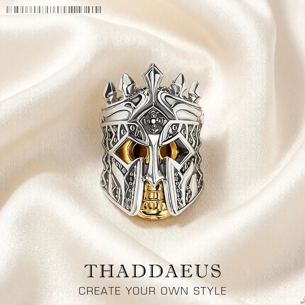 925-Sterlingsilber Charm mit Ritterhelm-Motiv, Goldakzenten und filigranen Verzierungen