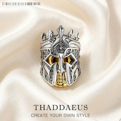 925-Sterlingsilber Charm mit Ritterhelm-Motiv, Goldakzenten und filigranen Verzierungen