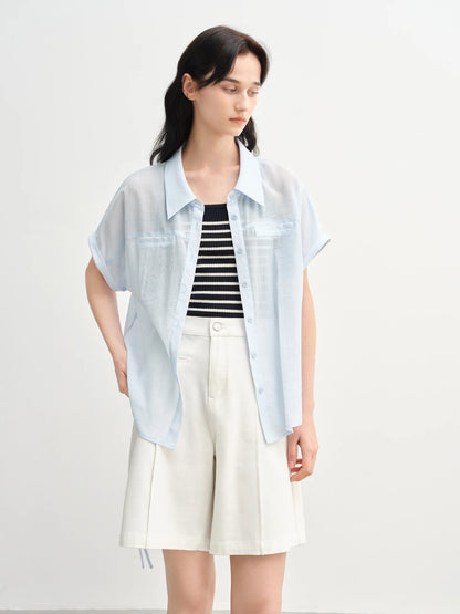 Sommerliches Damen-Shirt mit figurbetontem, künstlerischem Druck und einzigartigem Muster – lässig und schick.