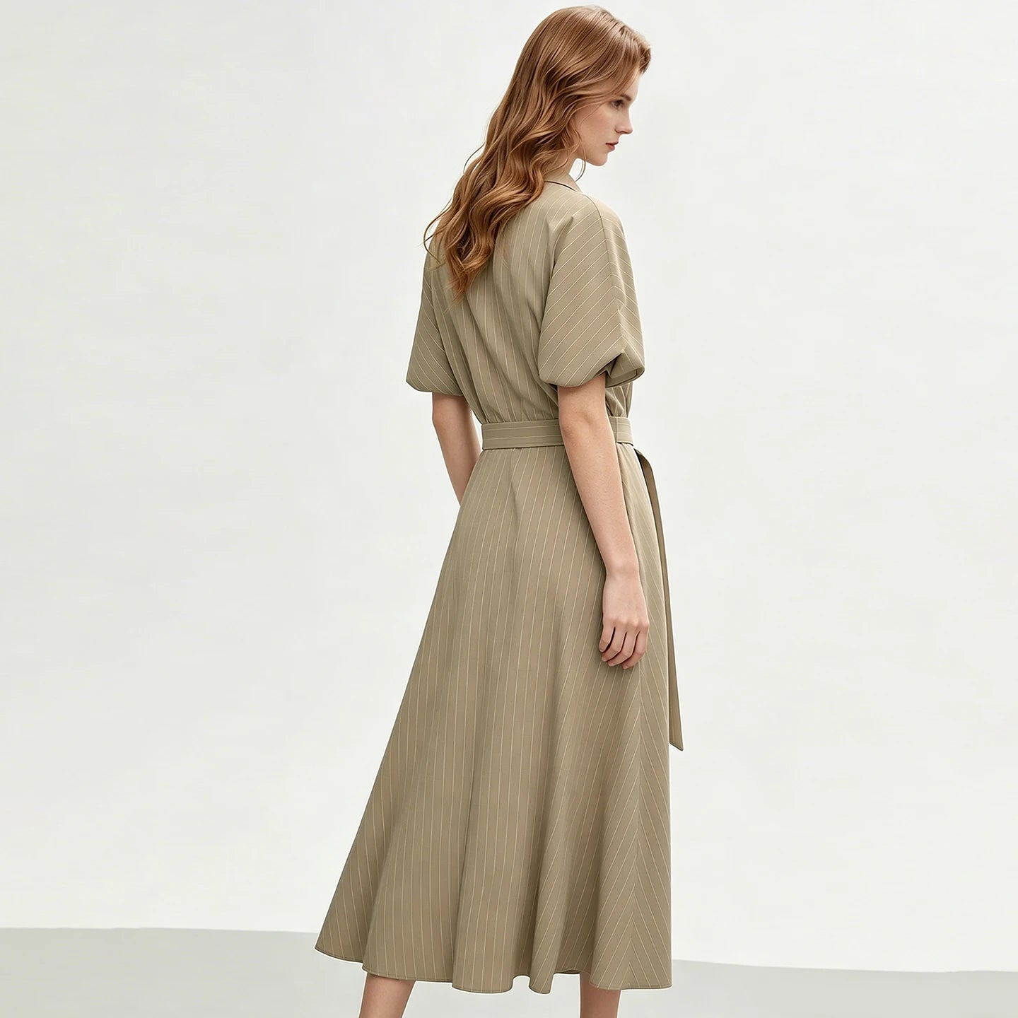 Elegantes Gestreiftes Damenkleid Mit Gürtel Für Büro Und Freizeit