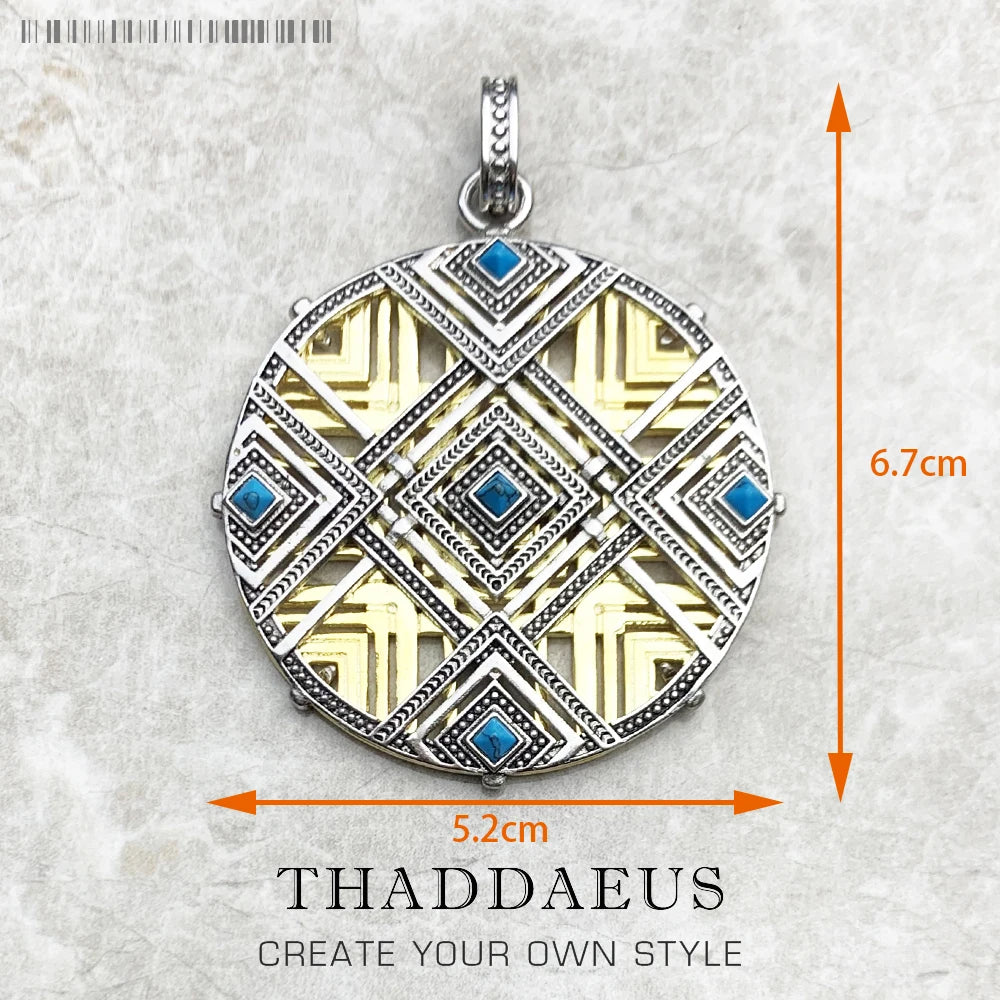 Rundes 925-Sterlingsilber-Amulett mit goldenen Azteken-Ornamenten und blauen Schmucksteinen