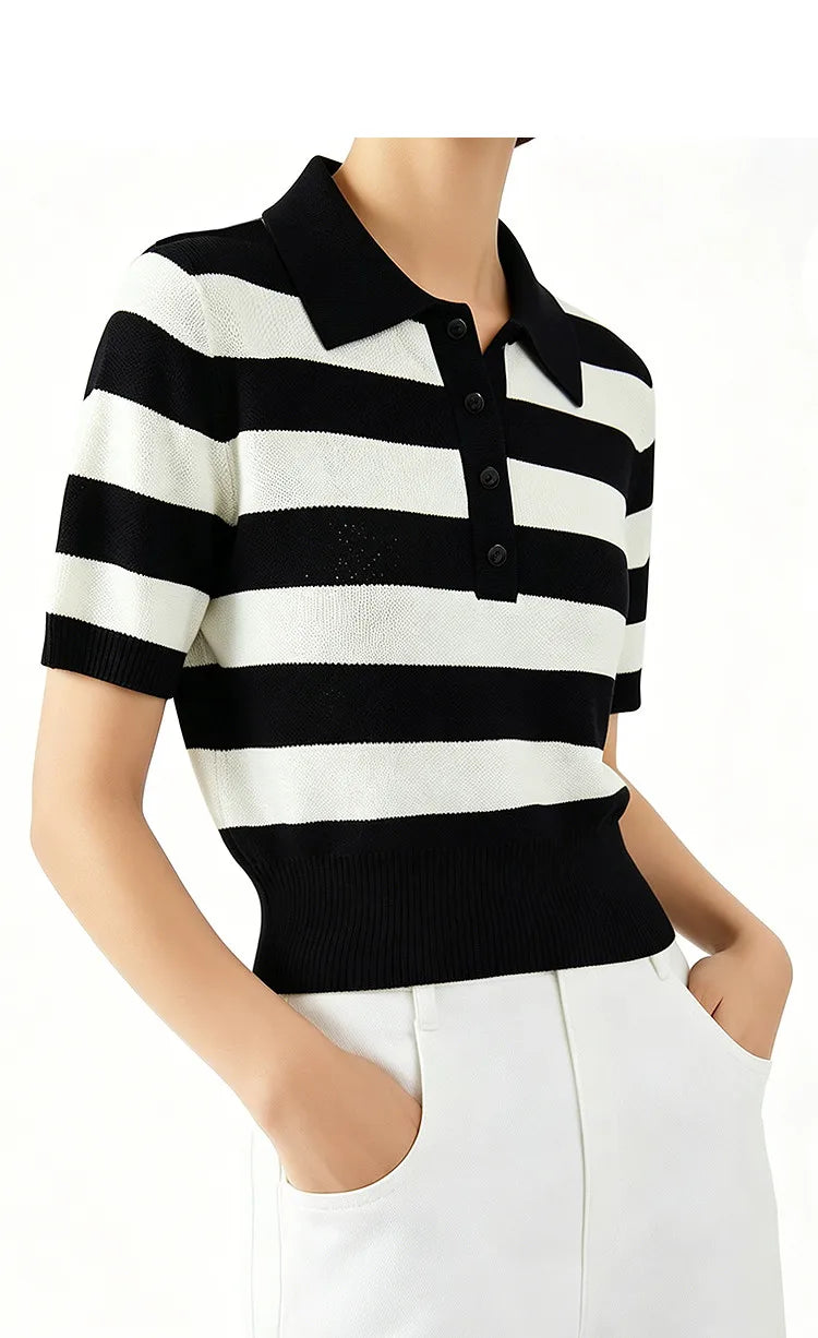 Amii gestreiftes Stricktop mit Polokragen und Kurzarm, schwarz/weiß gestreift
