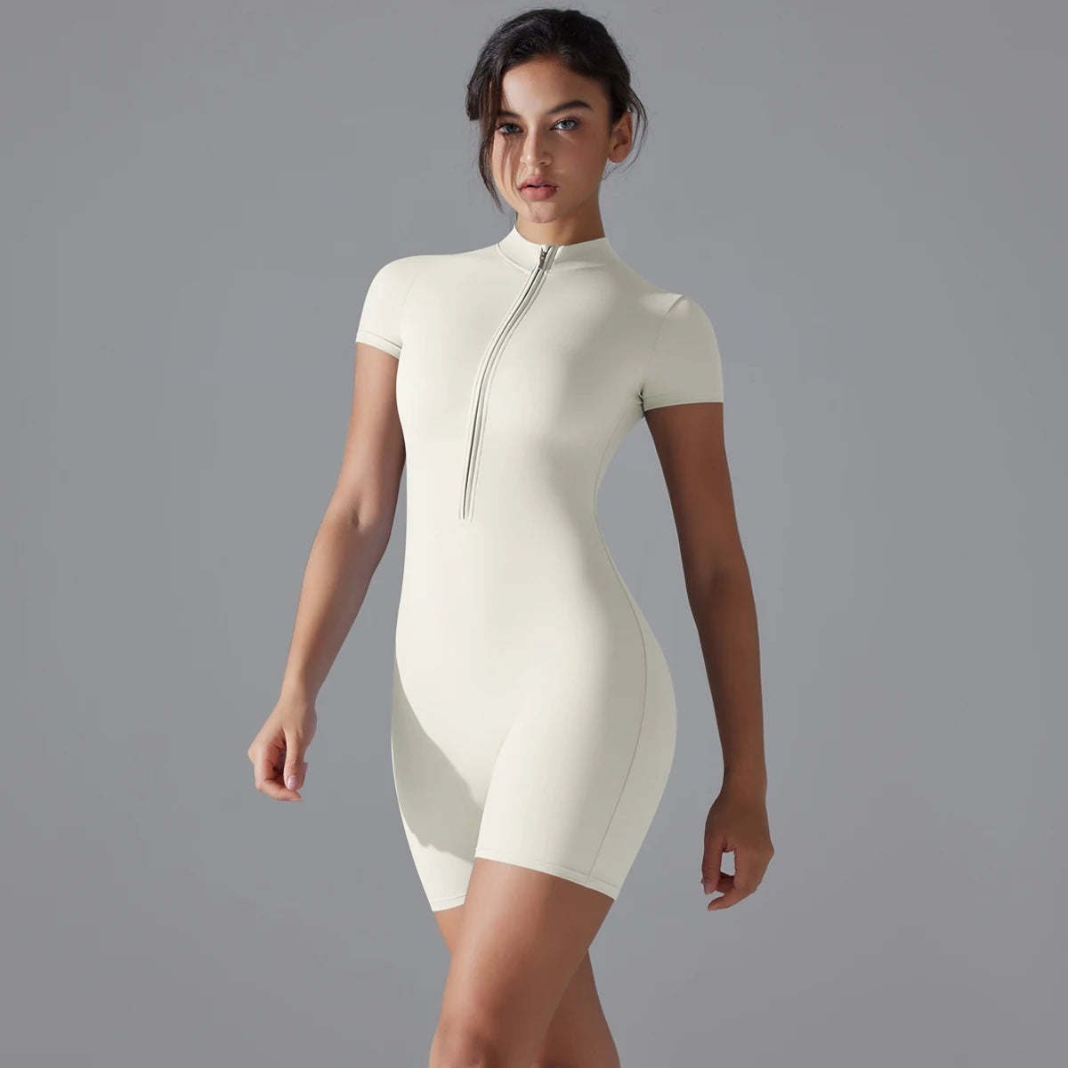 Damen Yoga-Bodysuit Elfenbein: Kurzarm, halber Frontreißverschluss, kurz, eng