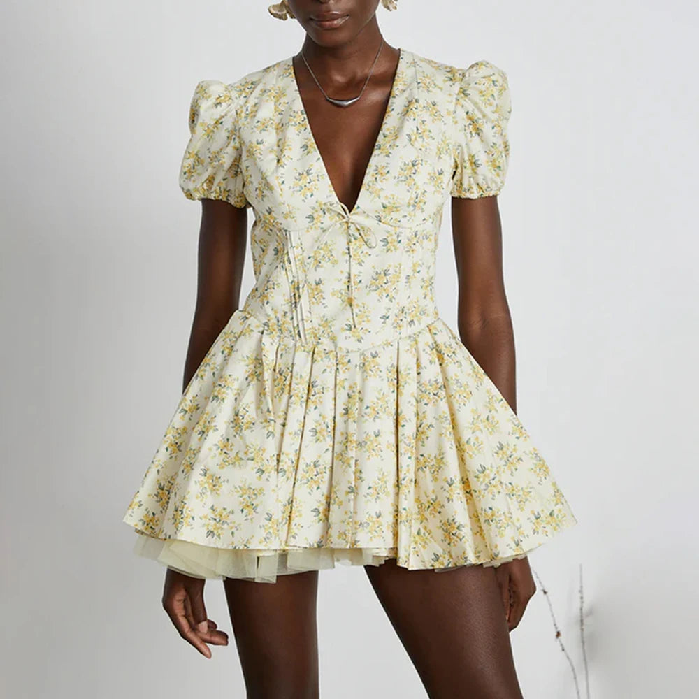 Langes Damen-Patchwork-Kleid mit Rüschen und Falten, Rundhalsausschnitt und langen Ärmeln – ideal für besondere Anlässe.