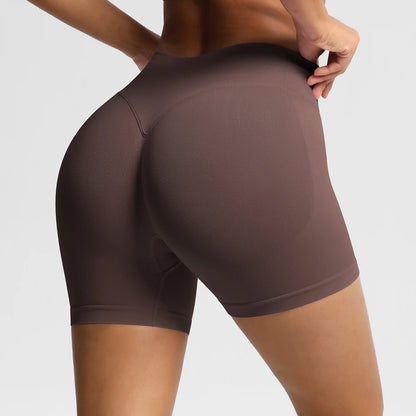 Hohe taillierte Sportshorts, dunkelbraun, elastisch, mit breitem Bund und Ziernaht.
