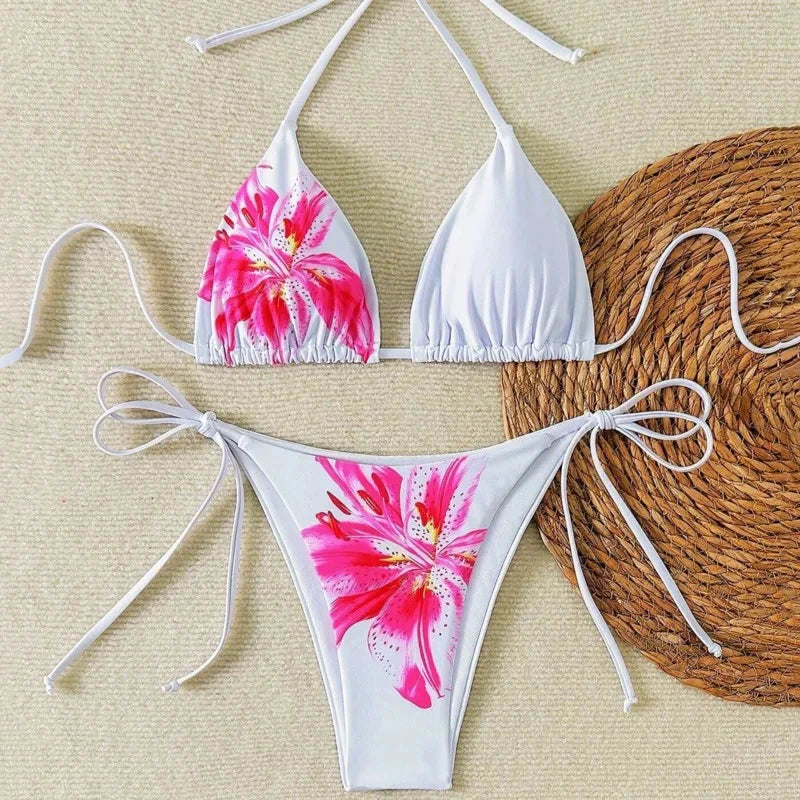 Bikini-Set in Weiß mit pinkem Blütenmuster und Bindeschleifen an Triangel-BH und Slip