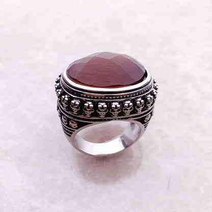 Ring aus 925 Sterling mit facettiertem Tigerauge und Totenkopfverzierung