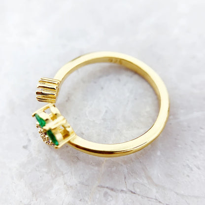 Goldfarbener Ring von der Seite mit grünen und goldenen Zierelementen