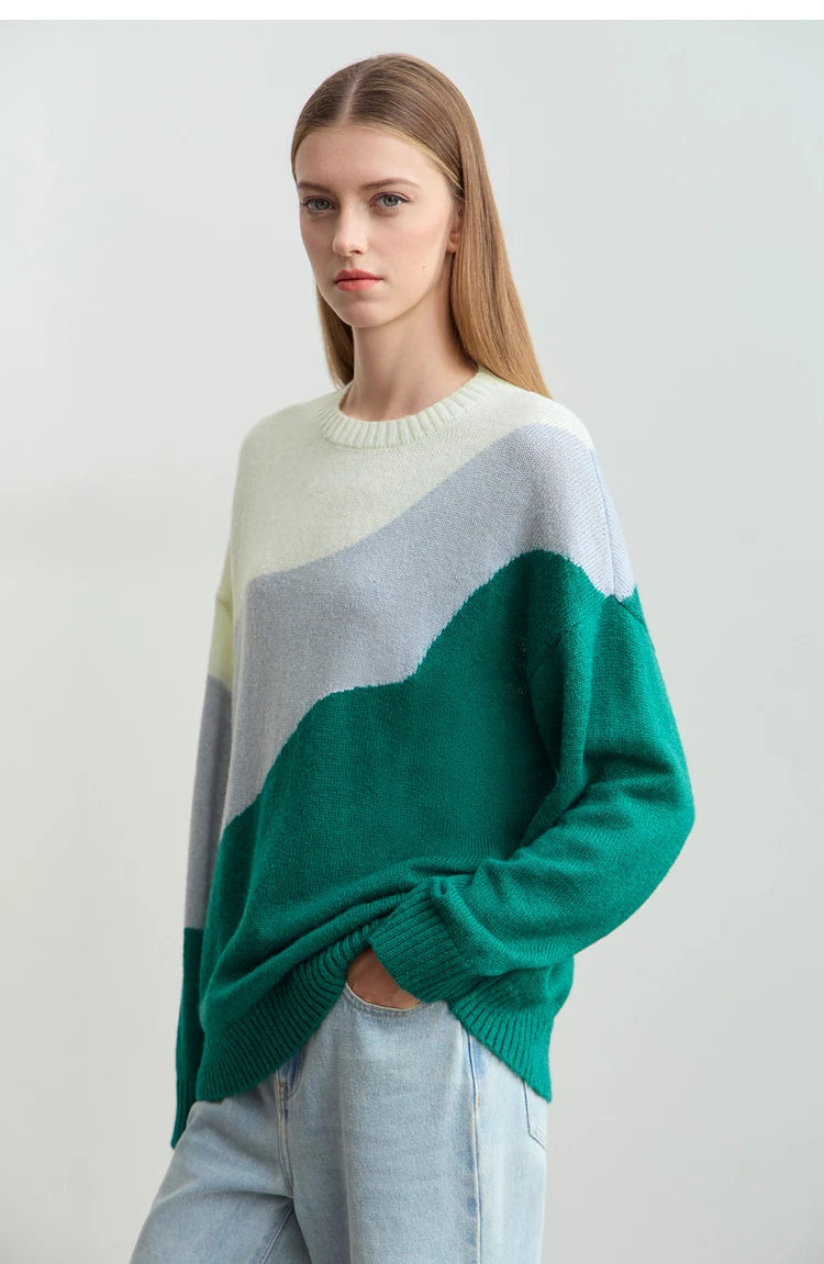 Damenpullover mit Rundhalsausschnitt, Colorblock aus hellgrau/creme und kräftig grün, langarmig