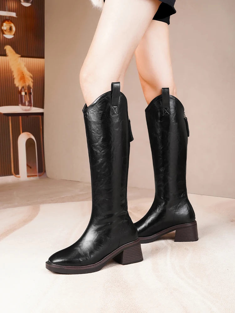 Paar schwarze hohe Stiefel mit Blockabsatz, spitz zulaufender Form und Schaftlasche