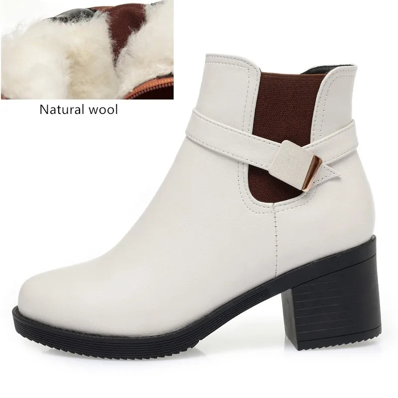 Weiße Stiefeletten mit braunem Fersenfutter, Ziergurt und Blockabsatz