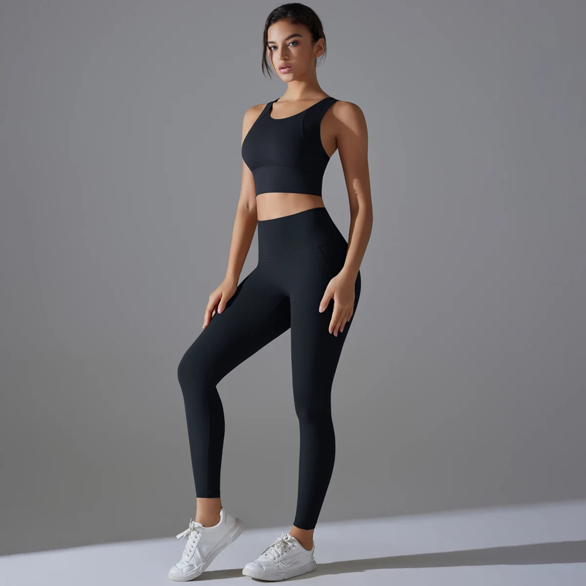 Damen-Yoga-Set in Schwarz: ärmelloses Crop-Top und lange Laufhose, eng anliegend