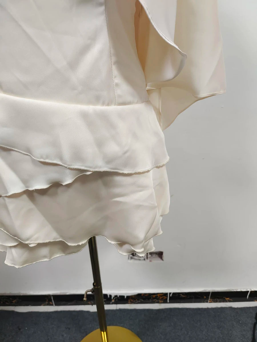 Elegantes Damen-Midikleid mit schulterfreiem Design, langen Ärmeln und Perlen-Patchwork – figurbetont und luxuriös.