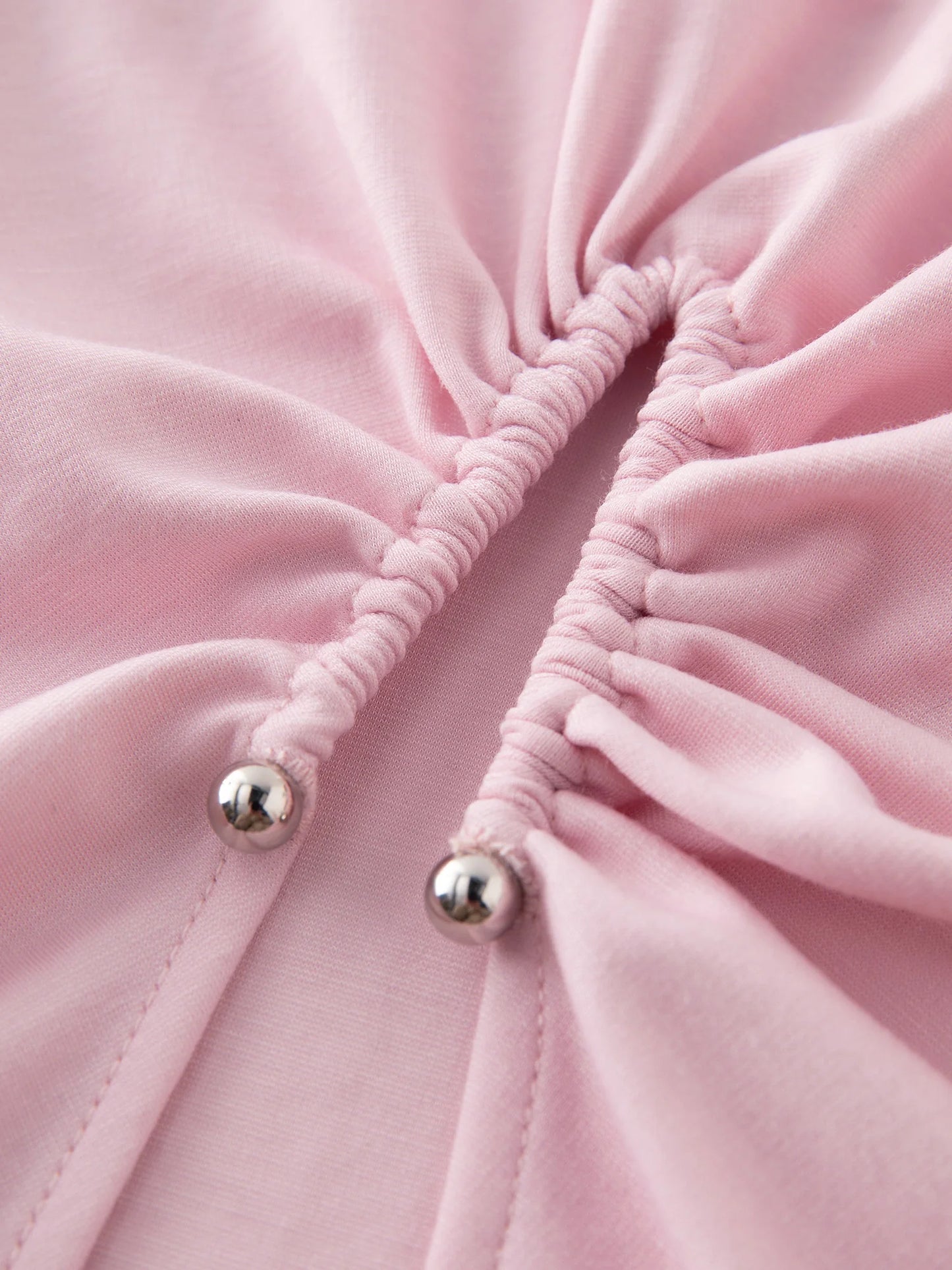 Damen-Bluse in Übergröße mit doppeltem Lagenlook und Puppenkragen, Hohldesign und Stickerei – modisches Sommerhemd für den Arbeitsalltag.