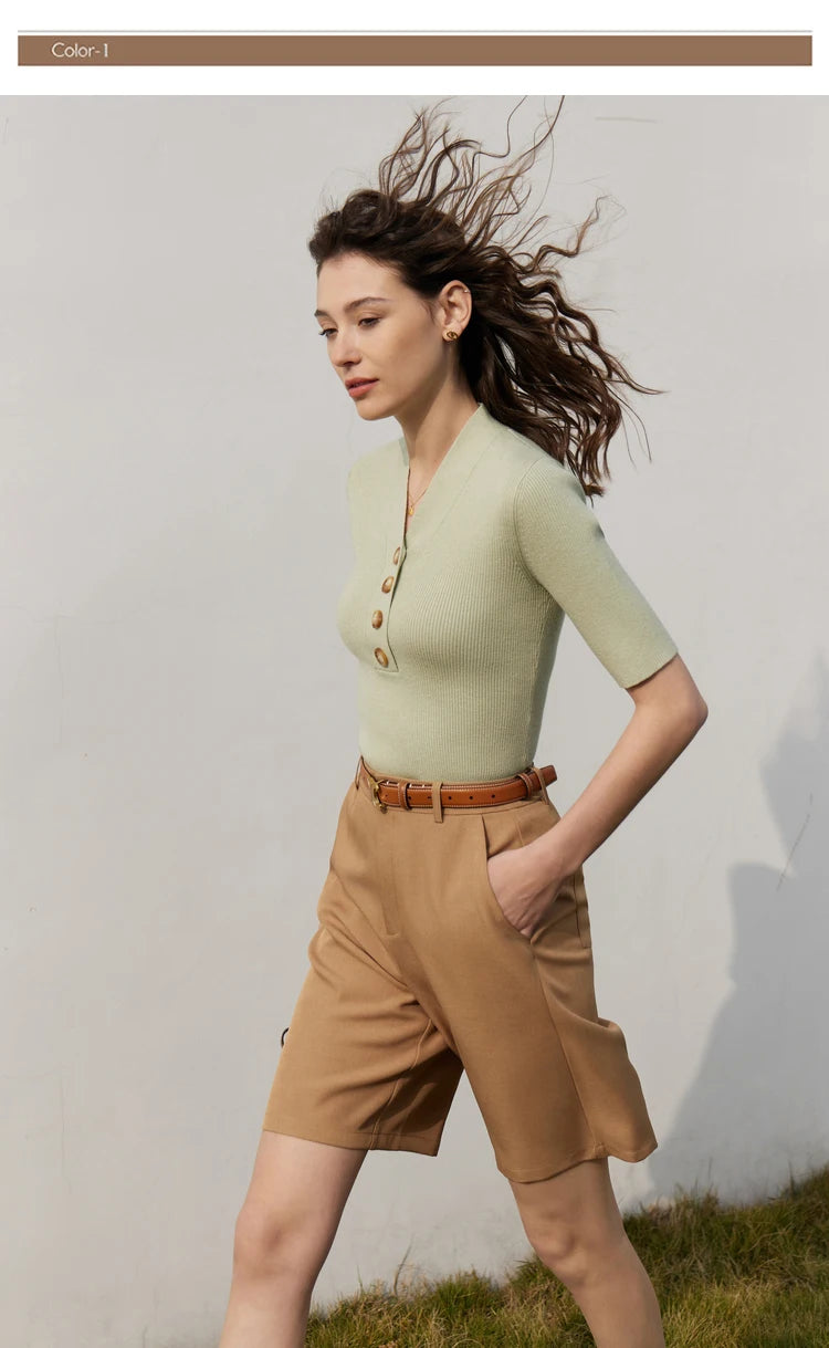 Damen T-Shirt im minimalistischen Stil mit V-Ausschnitt und halben Ärmeln