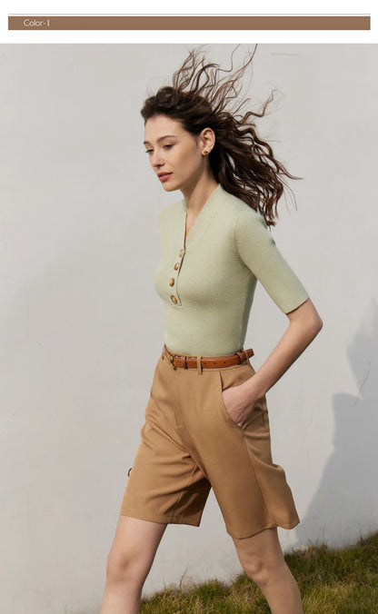 Damen T-Shirt im minimalistischen Stil mit V-Ausschnitt und halben Ärmeln